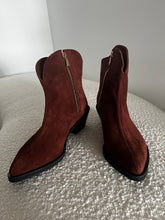 Load image into Gallery viewer, Ciocate din piele velur cu detalii aurii
