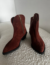 Load image into Gallery viewer, Ciocate din piele velur cu detalii aurii
