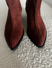 Load image into Gallery viewer, Ciocate din piele velur cu detalii aurii
