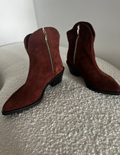 Load image into Gallery viewer, Ciocate din piele velur cu detalii aurii
