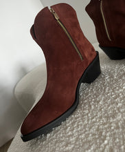 Load image into Gallery viewer, Ciocate din piele velur cu detalii aurii
